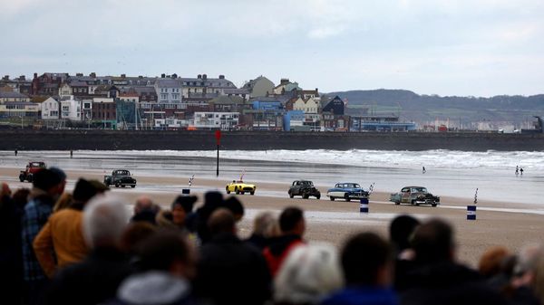 Melihat Keseruan Balapan Mobil Klasik di Pantai Inggris
