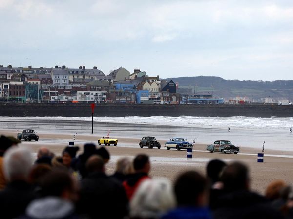 Melihat Keseruan Balapan Mobil Klasik di Pantai Inggris