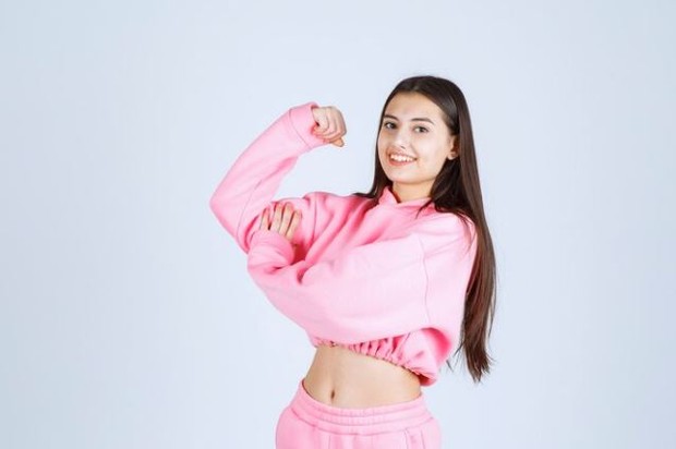 Perempuan berpose sehat