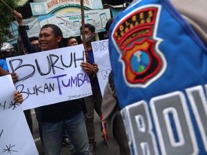 Massa Buruh di Jombang Gelar Demo Tolak UU Cipta Kerja