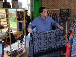 Kala Erick Thohir Borong Kain Tenun-Kopi di Labuan Bajo Kala Erick Thohir Borong Kain Tenun-Kopi di Labuan Bajo
