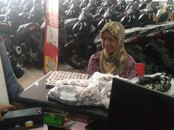 Nenek di Malang Beli Motor Pakai Uang Receh Hasil Nabung 2 Tahun
