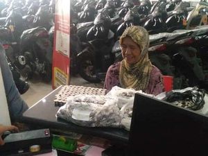 Nenek di Malang Beli Motor Pakai Uang Receh Hasil Nabung 2 Tahun Nenek di Malang Beli Motor Pakai Uang Receh Hasil Nabung 2 Tahun