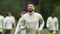 Olivier Giroud sudah 36 tahun dan sejumlah klub Arab Saudi kabarnya menawarinya pindah. Tapi sejauh ini pemain AC Milan itu menegaskan masih ingin main di Eropa. Foto: AC Milan via Getty Images/Claudio Villa