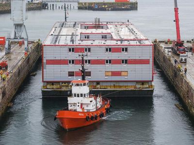 Penampakan Kapal Tongkang yang Bisa Menampung 500 Imigran