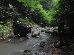 Penampakan Mobil Masuk Jurang Dekat Kelok 9 Sumbar, Sekeluarga Tewas