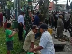 Bentrok Saat Penertiban Lapangan Sejati, Kasatpol PP Medan Kena Lempar Batu