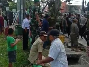 Bentrok Saat Penertiban Lapangan Sejati, Kasatpol PP Medan Kena Lempar Batu Bentrok Saat Penertiban Lapangan Sejati, Kasatpol PP Medan Kena Lempar Batu