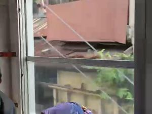 Penumpang Mengeluh AC Mati di KRL Bogor-Kota, Jendela Gerbong Dibuka Penumpang Mengeluh AC Mati di KRL Bogor-Kota, Jendela Gerbong Dibuka