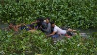 Perjuangan Migran Sebrangi Rawa demi Masuk ke AS