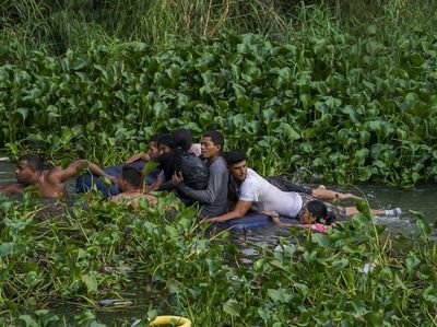Perjuangan Migran Sebrangi Rawa demi Masuk ke AS