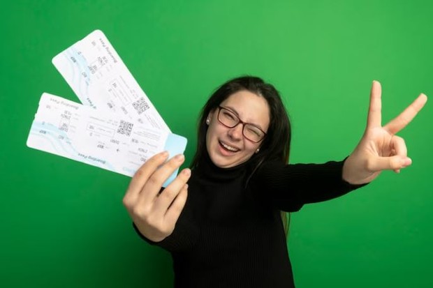 Perempuan memegang tiket