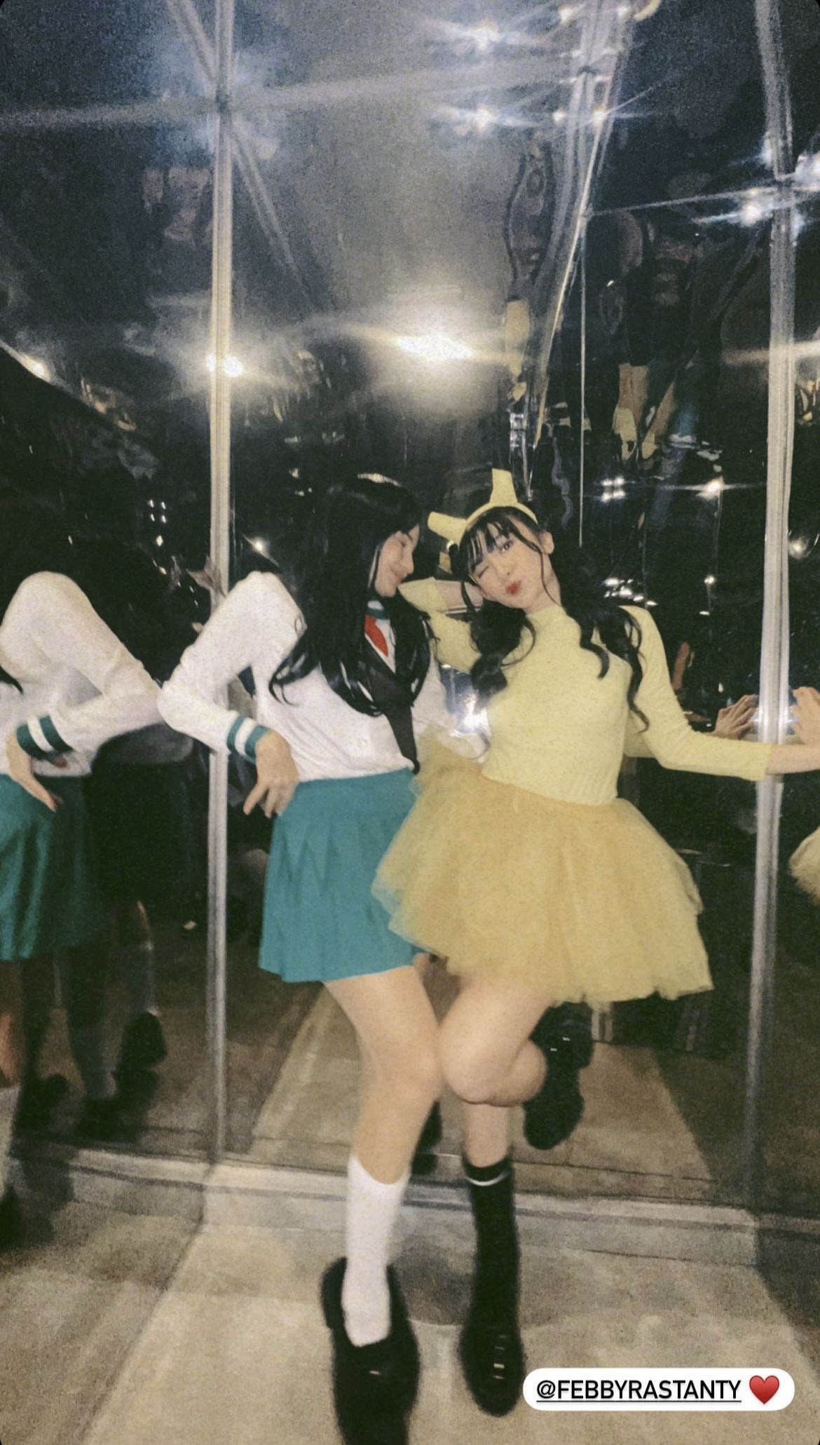 Potret artis cosplay anime di pesta ulang tahun Vidi Aldiano, BCL, Yuki Kato, dan Rangga Moela Potret artis cosplay anime di pesta ulang tahun Vidi Aldiano, BCL, Yuki Kato, dan Rangga Moela.