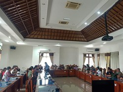 Puluhan Pedagang Ikan di Pasar Anyar Geruduk DPRD Tolak Direlokasi