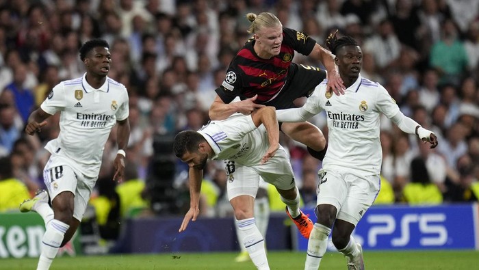 Manchester Citys Erling Haaland, top center, is challenged by Real Madrids Nacho during the Champions League semifinal first leg soccer match between Real Madrid and Manchester City at the Santiago Bernabeu stadium in Madrid, Spain, Tuesday, May 9, 2023. (AP Photo/Manu Fernandez)