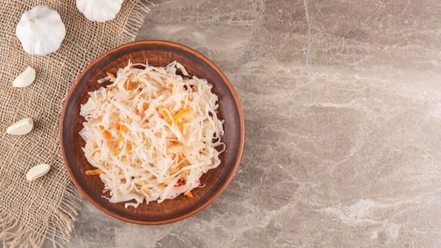 Sauerkraut/Foto: Freepik.com/BalashMizarbey Makanan fermentasi paling sehat menurut ahli