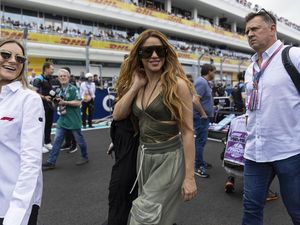 Shakira dan Pembalap F1 Lewis Hamilton Dikabarkan Sedang PDKT Shakira dan Pembalap F1 Lewis Hamilton Dikabarkan Sedang PDKT