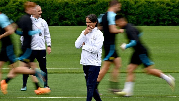 Inter Milans Italian head coach Simone Inzaghi attends a training session in Appiano Gentile, on May 9, 2023, on the eve of their UEFA Champions League semi-final first leg football match against AC Milan. (Photo by GABRIEL BOUYS / AFP) (Photo by GABRIEL BOUYS/AFP via Getty Images)