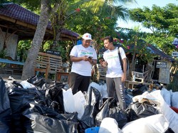 Sambut KTT ASEAN 2023, Telkomsel Bersih-bersih Pantai di Labuan Bajo