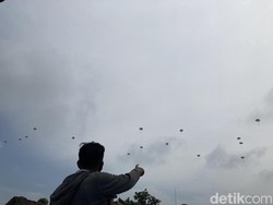 Aksi Terjun Payung 450 Prajurit Yonif Para Raider 501/BY Hiasi Langit Blitar