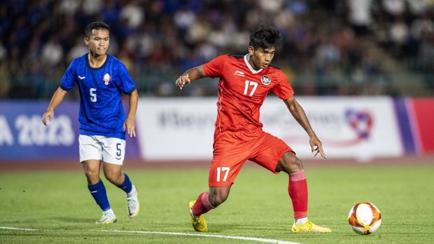 Pesepak bola Timnas Indonesia U-22 Irfan Jauhari (kanan) menggiring bola dibayangi pesepak bola Timnas Kamboja Chou Sinti (kiri) saat pertandingan Grup A Sepak Bola SEA Games 2023 di National Olympic Stadium, Phnom Penh, Kamboja, Rabu (10/5/2023). ANTARA FOTO/M Agung Rajasa/aww.