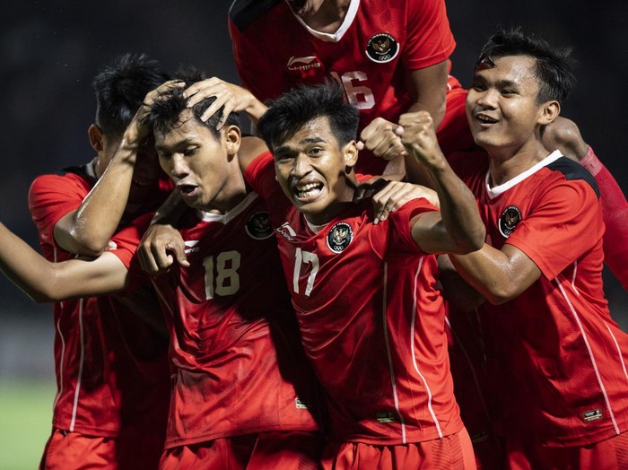 Pesepak bola Timnas Indonesia U-22 Jeam Kelly Sroyer (kiri) memberi aba-aba kepada timnya dibayangi pesepak bola Timnas Kamboja Chou Sinti (kedua kiri) saat pertandingan Grup A Sepak Bola SEA Games 2023 di National Olympic Stadium, Phnom Penh, Kamboja, Rabu (10/5/2023). ANTARA FOTO/M Agung Rajasa/aww.