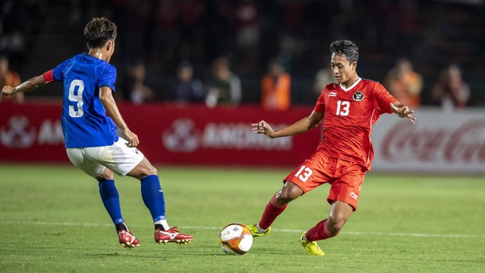 Pesepak bola Timnas Indonesia U-22 Jeam Kelly Sroyer (kiri) memberi aba-aba kepada timnya dibayangi pesepak bola Timnas Kamboja Chou Sinti (kedua kiri) saat pertandingan Grup A Sepak Bola SEA Games 2023 di National Olympic Stadium, Phnom Penh, Kamboja, Rabu (10/5/2023). ANTARA FOTO/M Agung Rajasa/aww.