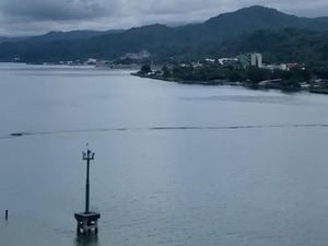Penampakan Tumpukan Sampah di Laut Ambon yang Heboh Dikira Fenomena Alam