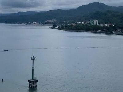 Penampakan Tumpukan Sampah di Laut Ambon yang Heboh Dikira Fenomena Alam