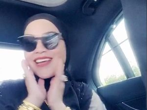 Gaya Umi Kalsum Ibunda Ayu Ting Ting Disorot, Disebut Bak Toko Emas Berjalan