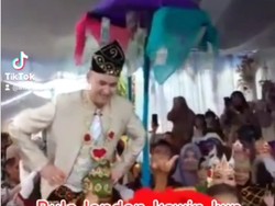 Viral Bule London Nikahi Gadis Kalimantan, Antusias Ikuti Upacara Adat Banjar