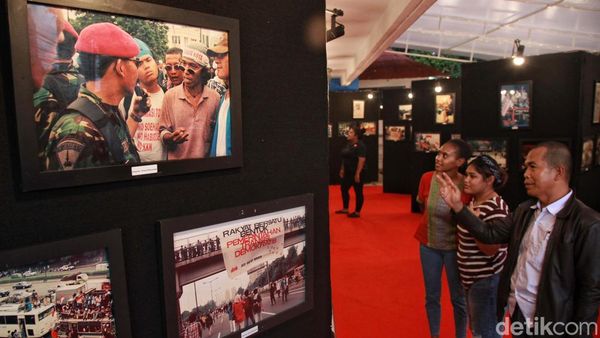 25 Tahun Mengenang Reformasi Dalam Bingkai Foto