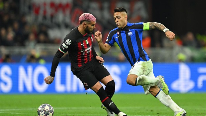 MILAN, ITALY - MAY 10: Lautaro Martinez of FC Internazionale runs with the ball whilst under pressure from Theo Hernandez of AC Milan during the UEFA Champions League semi-final first leg match between AC Milan and FC Internazionale at San Siro on May 10, 2023 in Milan, Italy. (Photo by Tullio Puglia - UEFA/UEFA via Getty Images)