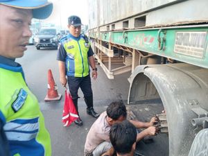 Ada Truk Gangguan, Tol Cawang Arah Priok Macet