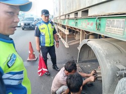 Ada Truk Gangguan, Tol Cawang Arah Priok Macet