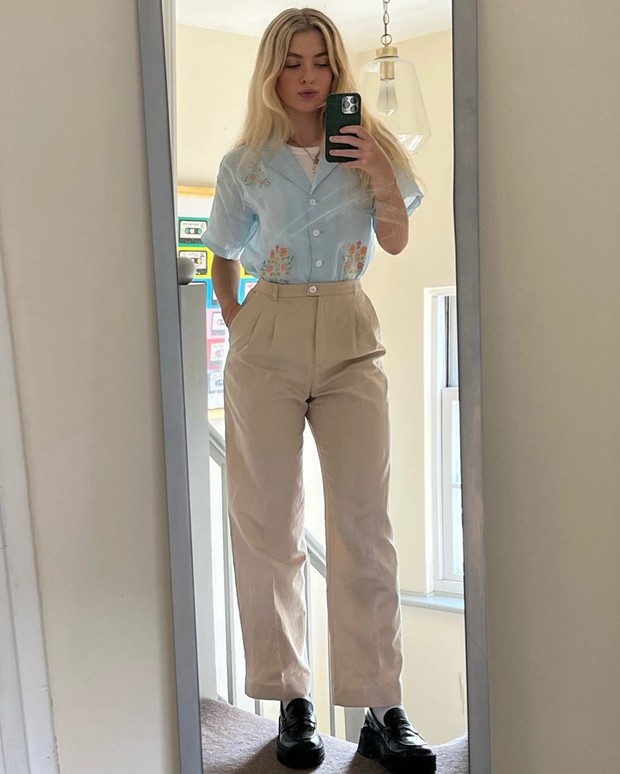 Anais Gallagher dengan outfit kerja hari pertama/Sumber: IG @gallagher_anais