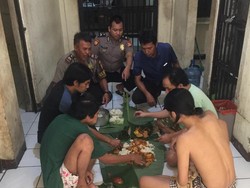 Momen Halal Bihalal Anggota Polsek Jagakarsa hingga Makan Bareng Tahanan