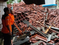 Hujan Disertai Angin Kencang Robohkan Joglo hingga Pohon Besar di Tulungagung
