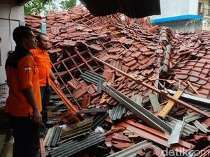 Hujan Disertai Angin Kencang Robohkan Joglo hingga Pohon Besar di Tulungagung Hujan Disertai Angin Kencang Robohkan Joglo hingga Pohon Besar di Tulungagung