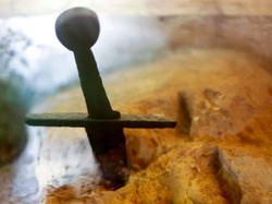 Pedang Menancap Batu di Italia Ternyata Asli, Tak Sekadar Legenda