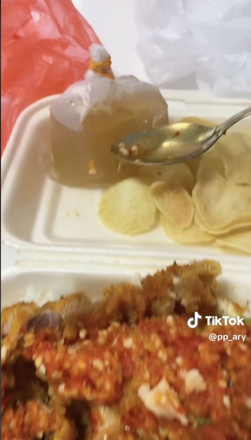 Bagikan Cara Menikmati Kuah Sup Dari Plastik, Tiktoker Ini Dianggap Jenius!