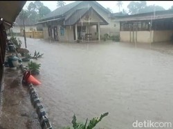 Selain Rel KA, Mapolsek Kalibaru Banyuwangi Banjir Setinggi 60 Cm
