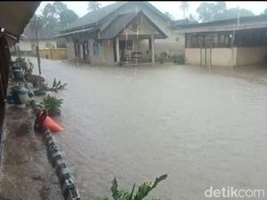 Selain Rel KA, Mapolsek Kalibaru Banyuwangi Banjir Setinggi 60 Cm Selain Rel KA, Mapolsek Kalibaru Banyuwangi Banjir Setinggi 60 Cm