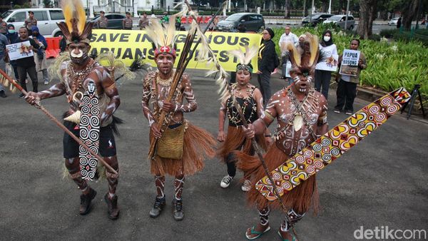 Bawa Tombak dan Panah, Suku Awyu Papua Geruduk Istana Negara