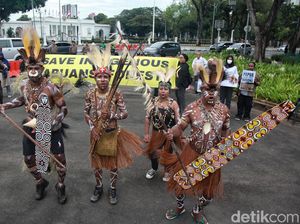 Bawa Tombak dan Panah, Suku Awyu Papua Geruduk Istana Negara Bawa Tombak dan Panah, Suku Awyu Papua Geruduk Istana Negara