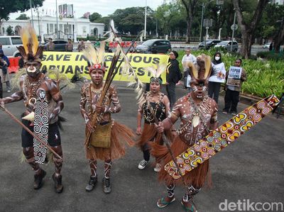 Bawa Tombak dan Panah, Suku Awyu Papua Geruduk Istana Negara
