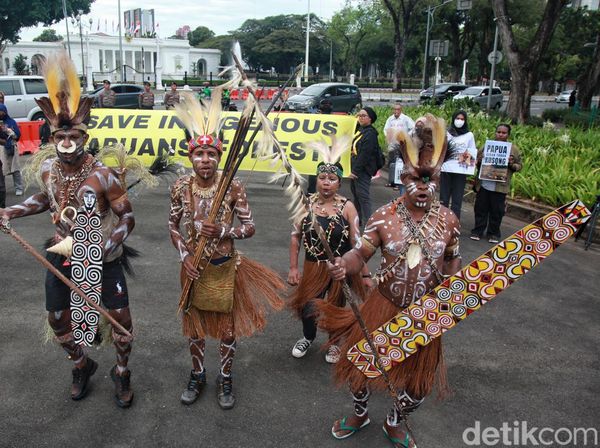 Bawa Tombak dan Panah, Suku Awyu Papua Geruduk Istana Negara
