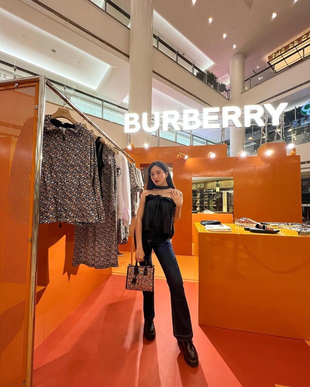 Beby Tsabina dengan sabrina top hitam/Sumber: IG @bebytsabina Beby Tsabina dengan sabrina top hitam/Sumber: IG @bebytsabina