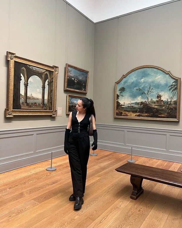 Beby Tsabina di pameran lukisan/Sumber: IG @bebytsabina Beby Tsabina di pameran lukisan/Sumber: IG @bebytsabina