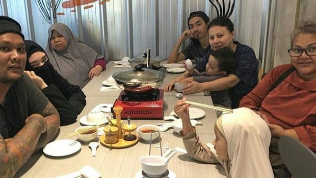 Bela soal Perselingkuhan, 6 Potret Kompak Ibu Virgoun dengan Inara
